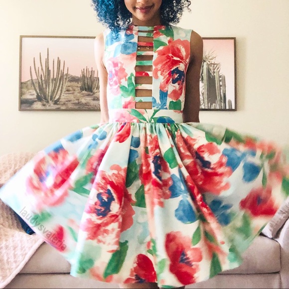 Floral dress with front chest detail and open back - Picture 2 of 4